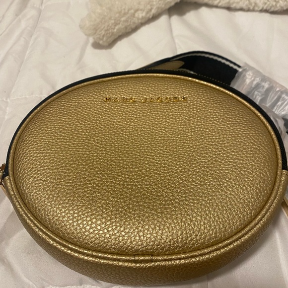 MARC JACOBS Metallic Oval Coated Leather Crossbody Bag - Picture 4 of 8